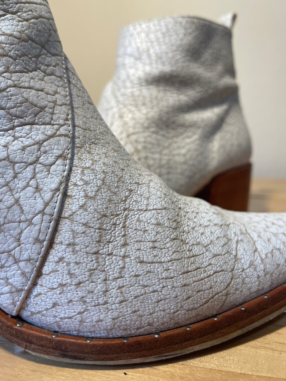 Freda Salvador white/cream colored crack leather pointy booties